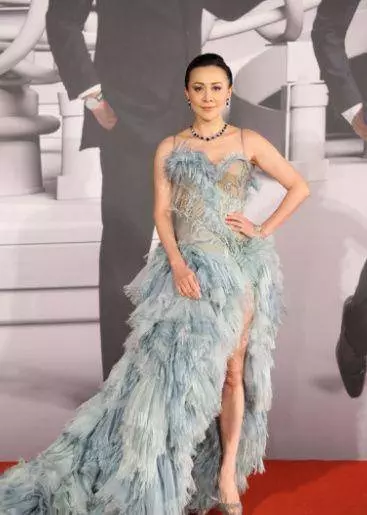 劉嘉玲出席活動,52歲硬是穿成了25,網友:梁朝偉心夠大的!