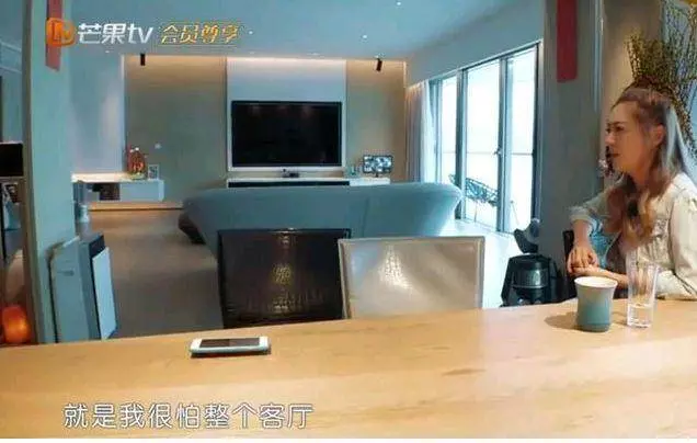 看應采兒對jasper玩具處理方式,才知道她家教有多好,這才是豪門