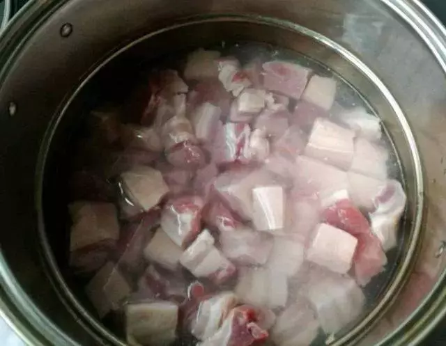 煮紅燒肉時,用生抽還是老抽?很多人都弄錯了,難怪口感不好