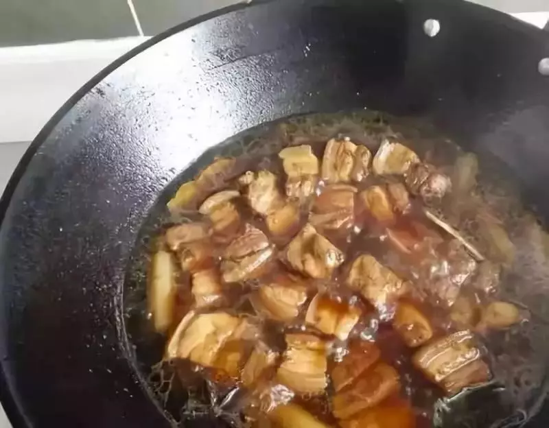 煮紅燒肉時,用生抽還是老抽?很多人都弄錯了,難怪口感不好