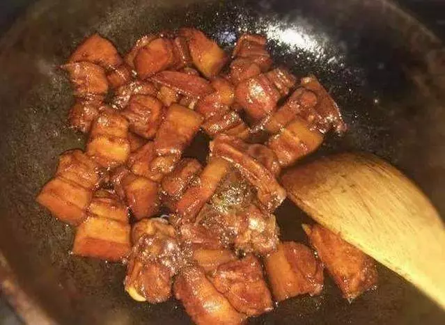 煮紅燒肉時,用生抽還是老抽?很多人都弄錯了,難怪口感不好