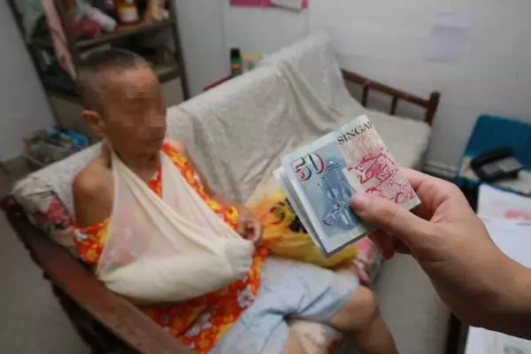 僅丟下150令吉 撞倒阿嬤 司機匆匆逃 |