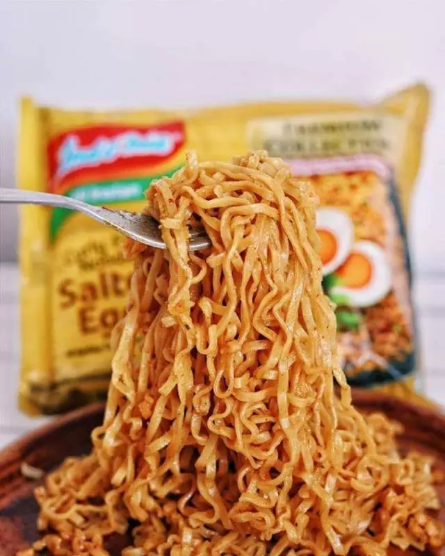 全馬熱賣到缺貨的【印尼限量版鹹蛋口味Indomie】 網友搶先試吃 真有傳說中的那麼好吃嗎?