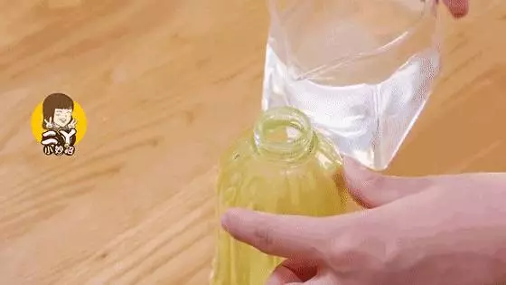 風油精倒進白醋里,解決了家家戶戶最大的困擾