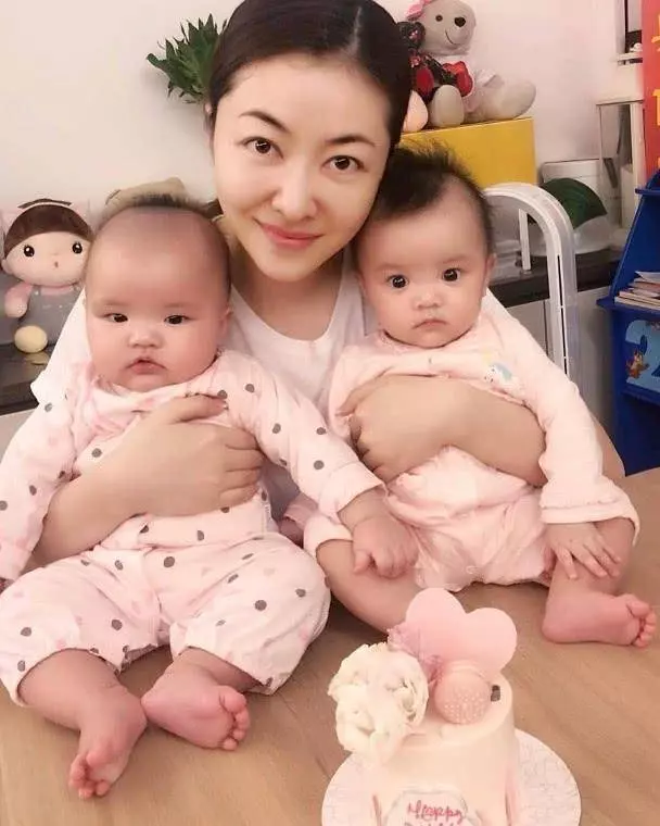 熊黛林曬長相清奇的雙胞胎,無意中卻曝光了自己的整容臉