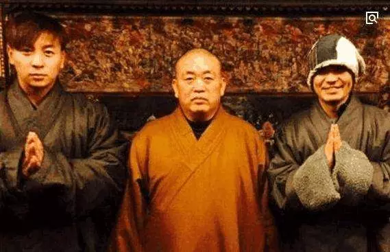 釋小龍低調20年背景曝光,王寶強見了都鞠躬,網友:向華強都要謙讓三分