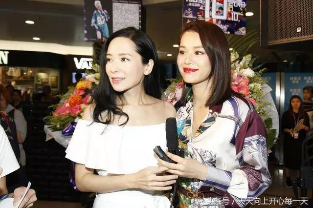 郭羨妮與胡杏兒19年後再同框,一個微笑自然,一個略顯僵硬