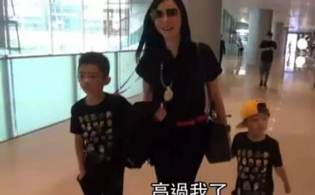 張柏芝兒子被問以後想幹嘛,他說的話讓謝霆鋒內疚,網友直呼心酸!