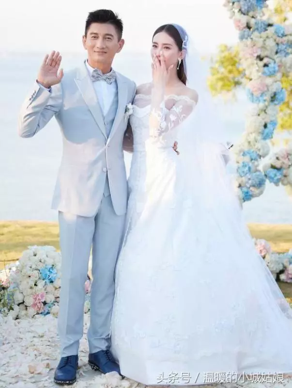 女星穿上婚紗,趙麗穎甜美,張馨予仙氣十足,但都輸給了56歲的"她"!