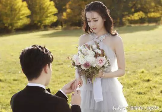 女星穿上婚紗,趙麗穎甜美,張馨予仙氣十足,但都輸給了56歲的"她"!