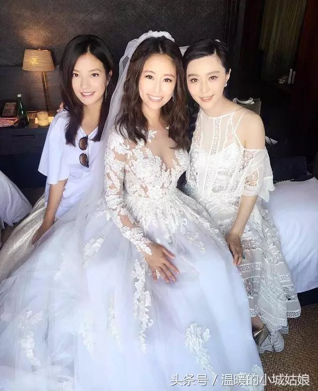 女星穿上婚紗,趙麗穎甜美,張馨予仙氣十足,但都輸給了56歲的"她"!