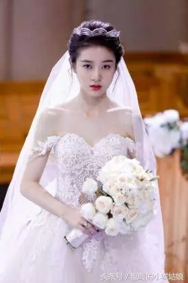 女星穿上婚紗,趙麗穎甜美,張馨予仙氣十足,但都輸給了56歲的"她"!