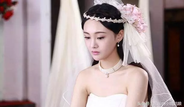 女星穿上婚紗,趙麗穎甜美,張馨予仙氣十足,但都輸給了56歲的"她"!