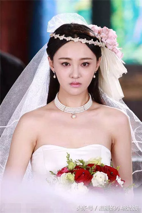 女星穿上婚紗,趙麗穎甜美,張馨予仙氣十足,但都輸給了56歲的"她"!
