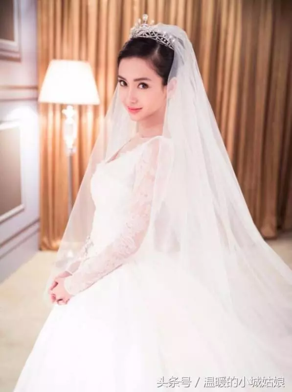 女星穿上婚紗,趙麗穎甜美,張馨予仙氣十足,但都輸給了56歲的"她"!