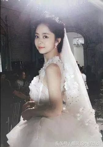 女星穿上婚紗,趙麗穎甜美,張馨予仙氣十足,但都輸給了56歲的"她"!