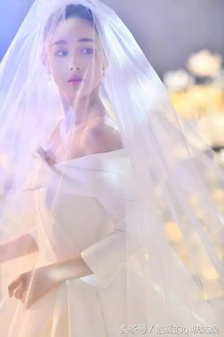 女星穿上婚紗,趙麗穎甜美,張馨予仙氣十足,但都輸給了56歲的"她"!