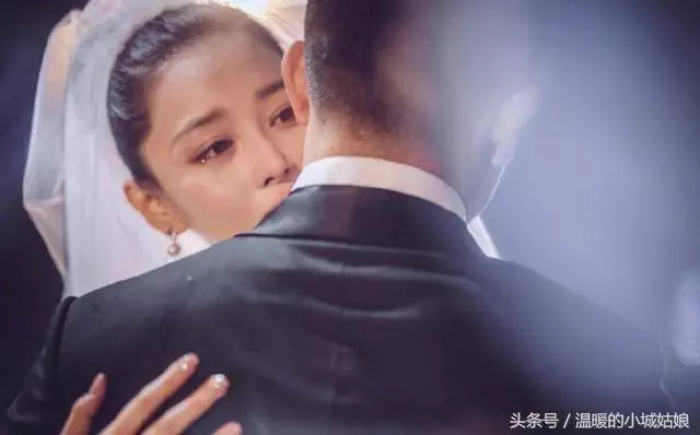 女星穿上婚紗,趙麗穎甜美,張馨予仙氣十足,但都輸給了56歲的"她"!