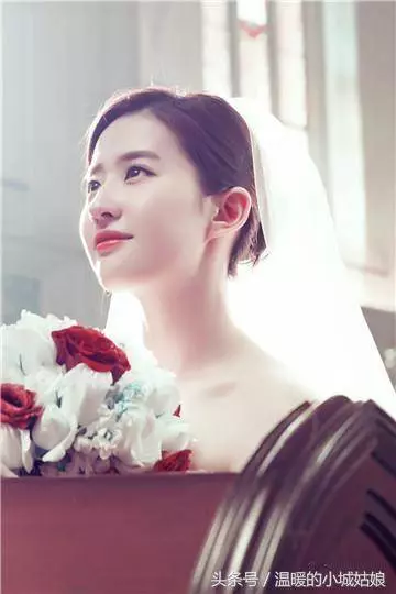 女星穿上婚紗,趙麗穎甜美,張馨予仙氣十足,但都輸給了56歲的"她"!