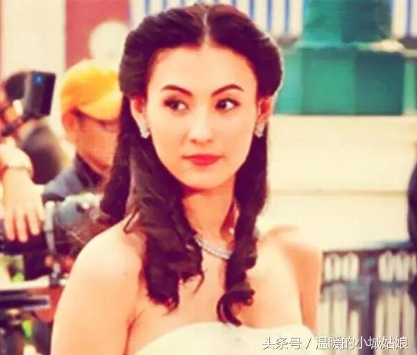女星穿上婚紗,趙麗穎甜美,張馨予仙氣十足,但都輸給了56歲的"她"!