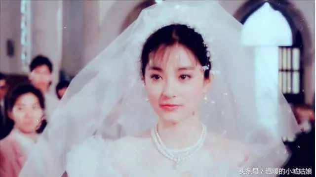 女星穿上婚紗,趙麗穎甜美,張馨予仙氣十足,但都輸給了56歲的"她"!