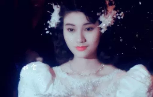女星穿上婚紗,趙麗穎甜美,張馨予仙氣十足,但都輸給了56歲的"她"!