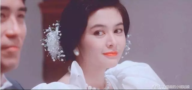 女星穿上婚紗,趙麗穎甜美,張馨予仙氣十足,但都輸給了56歲的"她"!
