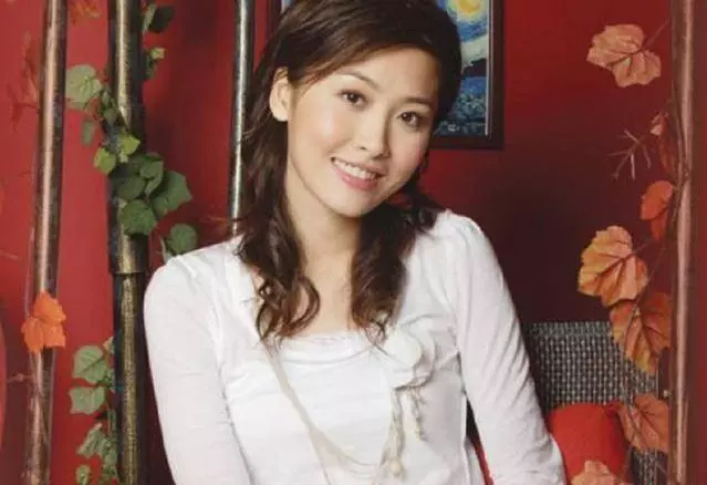 曾為陳冠希「打胎」,如今嫁入豪門,結婚前男方要求籤合約!
