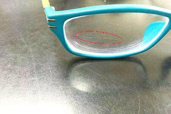 眼鏡用久產生劃痕？教你一招，輕鬆解決！