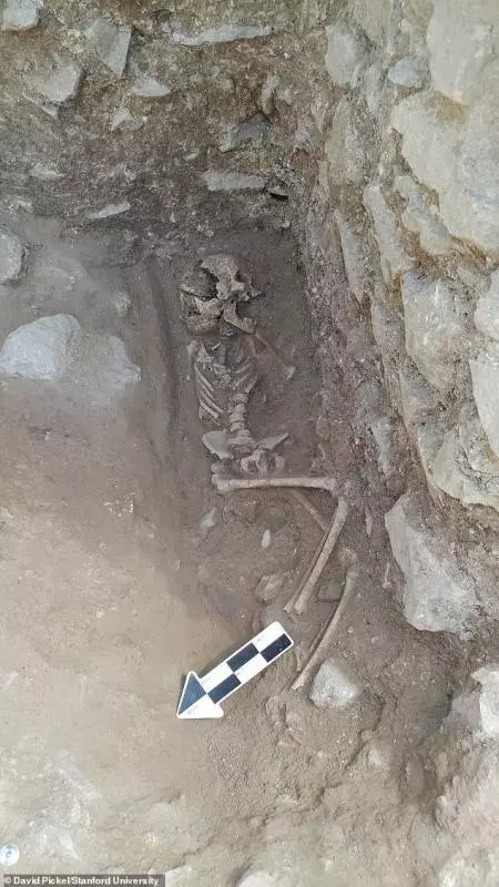 義大利挖掘出「吸血鬼」墳墓,屍體口含石頭以防其死而復生!