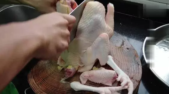 客家人獨特的蒸雞做法,營養全面,尤其是湯汁,鮮美極了