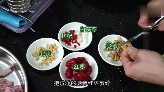 客家人獨特的蒸雞做法,營養全面,尤其是湯汁,鮮美極了