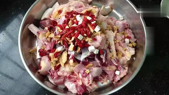 客家人獨特的蒸雞做法,營養全面,尤其是湯汁,鮮美極了