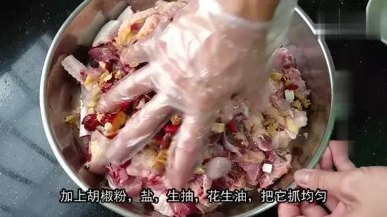 客家人獨特的蒸雞做法,營養全面,尤其是湯汁,鮮美極了