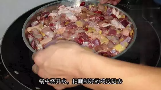 客家人獨特的蒸雞做法,營養全面,尤其是湯汁,鮮美極了