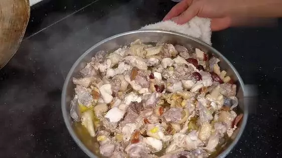 客家人獨特的蒸雞做法,營養全面,尤其是湯汁,鮮美極了