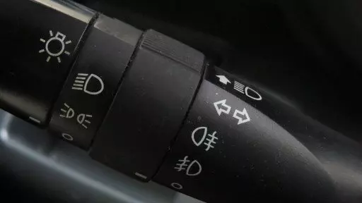 這種車燈別亂亮 30年老司機驚呼:不知違規
