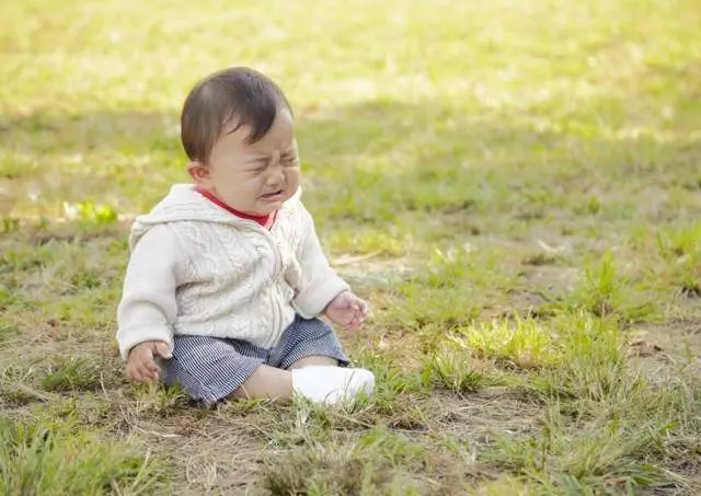 小孩哭泣的時候,睿智的父母說這7句話,比「別哭了」更有效,讓孩子更喜歡你!