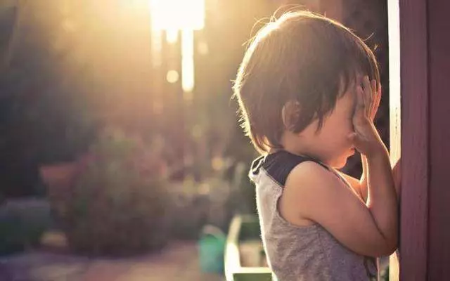 小孩哭泣的時候,睿智的父母說這7句話,比「別哭了」更有效,讓孩子更喜歡你!