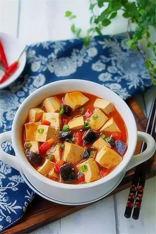 豆腐和皮蛋、黃豆醬這樣一燜,紅燒肉都沒有它好吃!