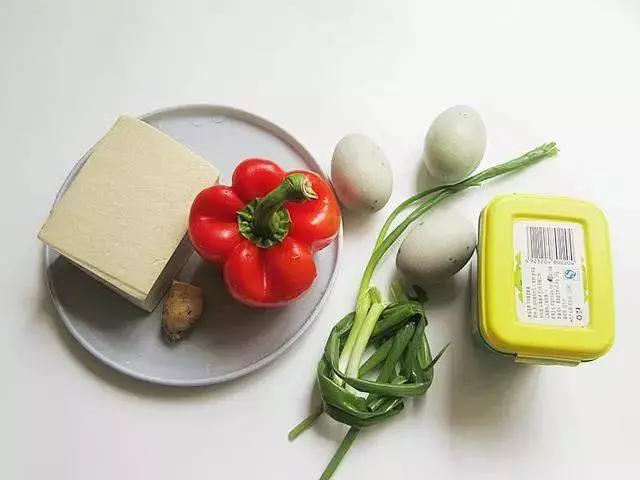 豆腐和皮蛋、黃豆醬這樣一燜,紅燒肉都沒有它好吃!