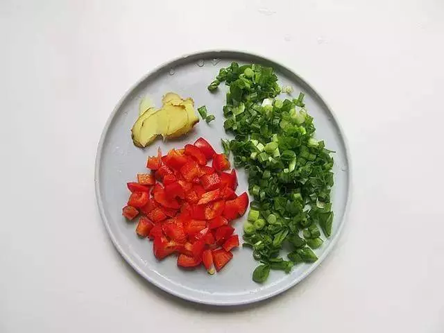 豆腐和皮蛋、黃豆醬這樣一燜,紅燒肉都沒有它好吃!