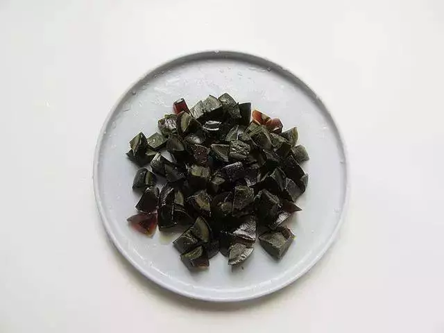 豆腐和皮蛋、黃豆醬這樣一燜,紅燒肉都沒有它好吃!