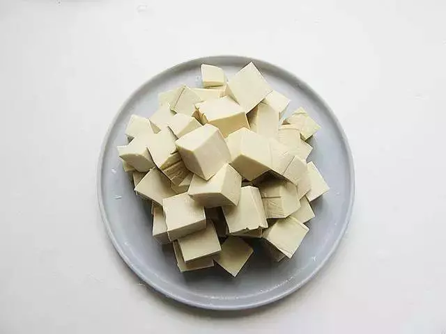 豆腐和皮蛋、黃豆醬這樣一燜,紅燒肉都沒有它好吃!