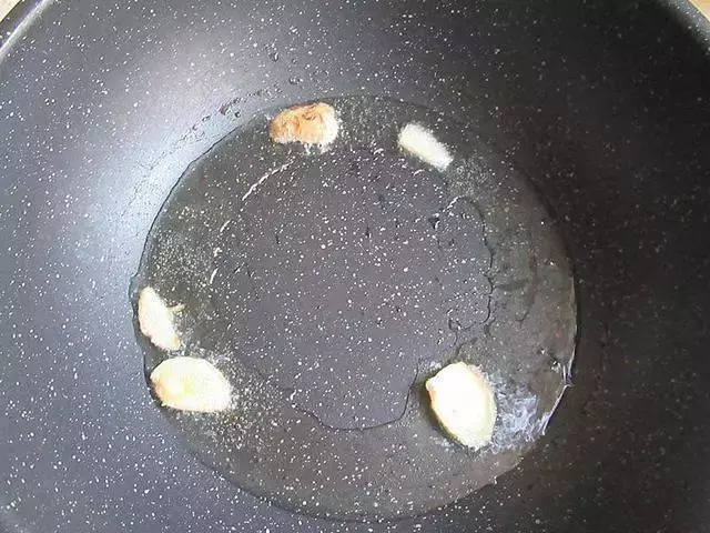 豆腐和皮蛋、黃豆醬這樣一燜,紅燒肉都沒有它好吃!