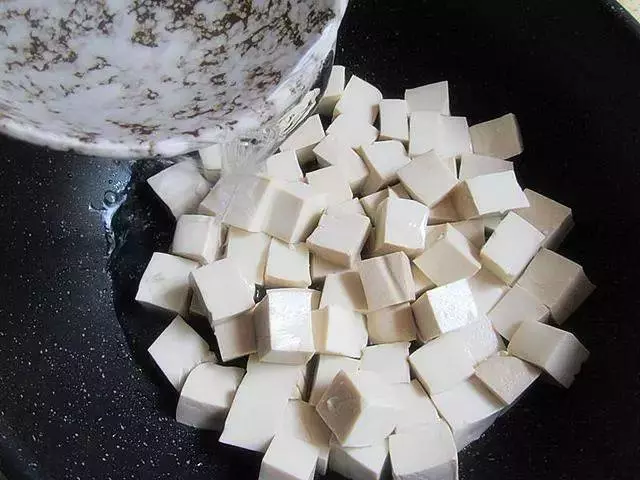豆腐和皮蛋、黃豆醬這樣一燜,紅燒肉都沒有它好吃!