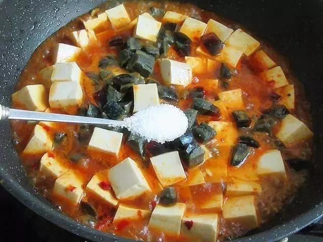 豆腐和皮蛋、黃豆醬這樣一燜,紅燒肉都沒有它好吃!