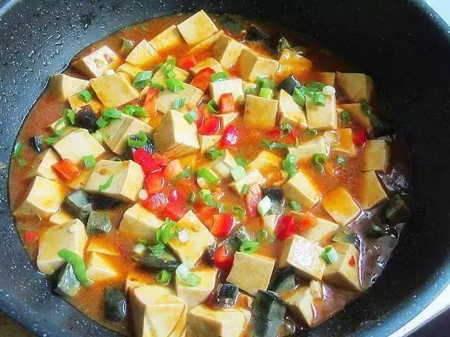 豆腐和皮蛋、黃豆醬這樣一燜,紅燒肉都沒有它好吃!