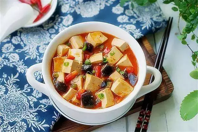 豆腐和皮蛋、黃豆醬這樣一燜,紅燒肉都沒有它好吃!