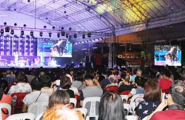 為了張椅子打架新加坡「霸位嫂」春光乍洩,血披滿臉